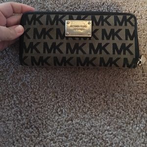 MK wallet- 6 months old- non smoking home